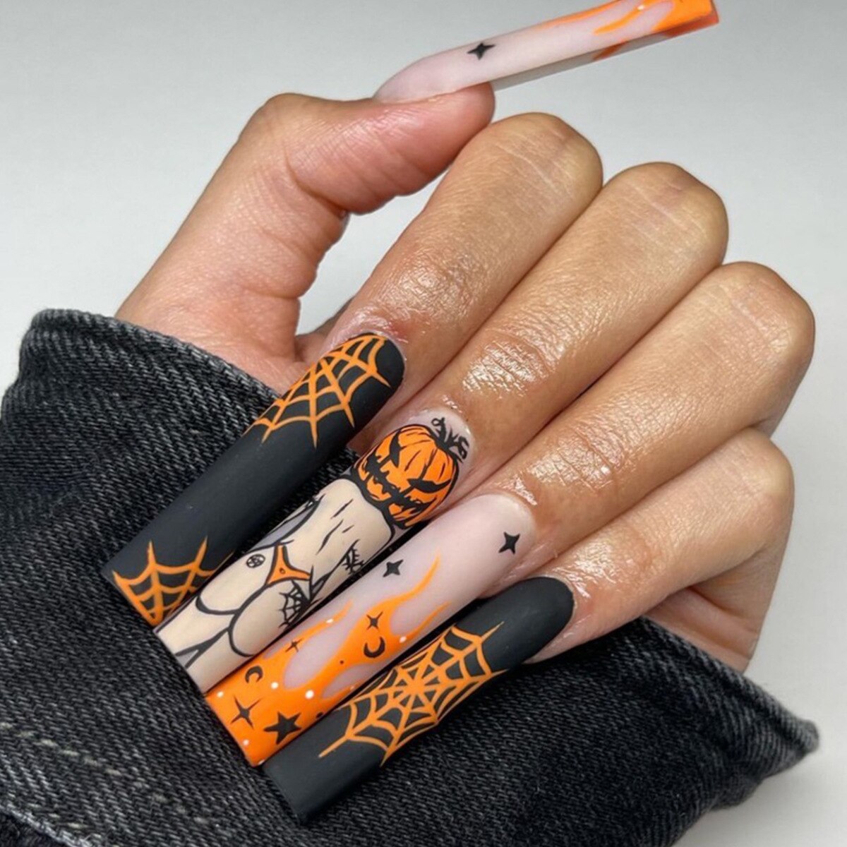 24Pcs Halloween Extra Long Press on Nails Coffin Fake Nails Acrylic Black White Clown Designs Glossy Artificial Nails for Women Z367