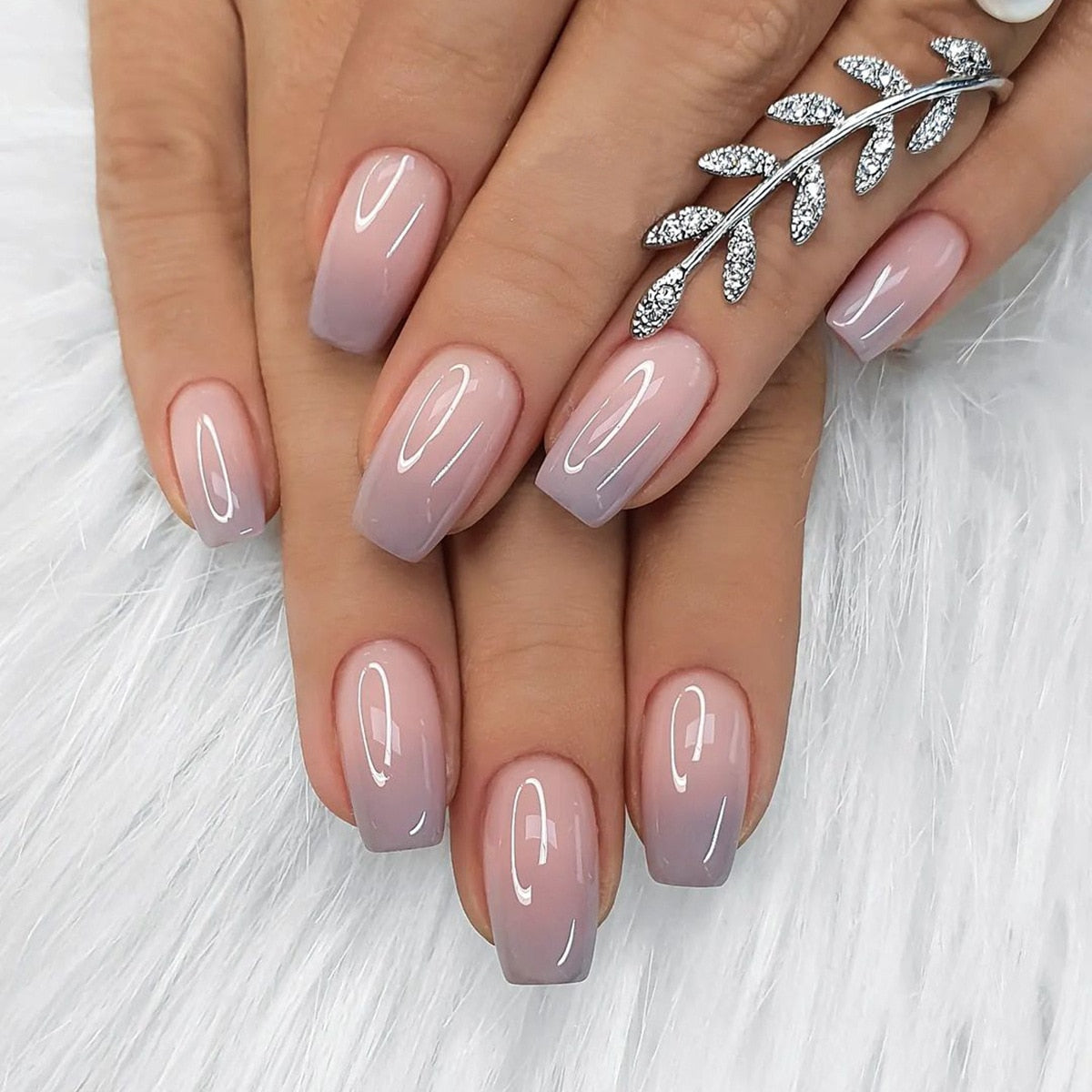 24Pcs Shiny Pearl Wearable False Nails Short Square Fake Nail Simple Summer Press on Nails Detachable Full Cover Nail Tips 557