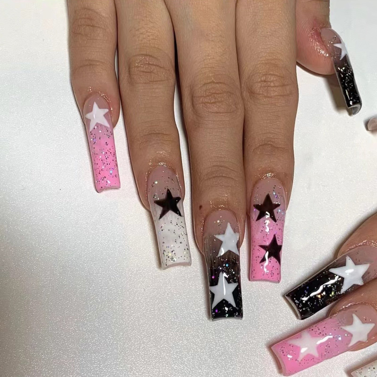 24pcs y2k Fake Nails Black White Star Printed Press on Nail Tips Long Coffin European Artificial Nail Patch for Girl Women Basso & Brooke