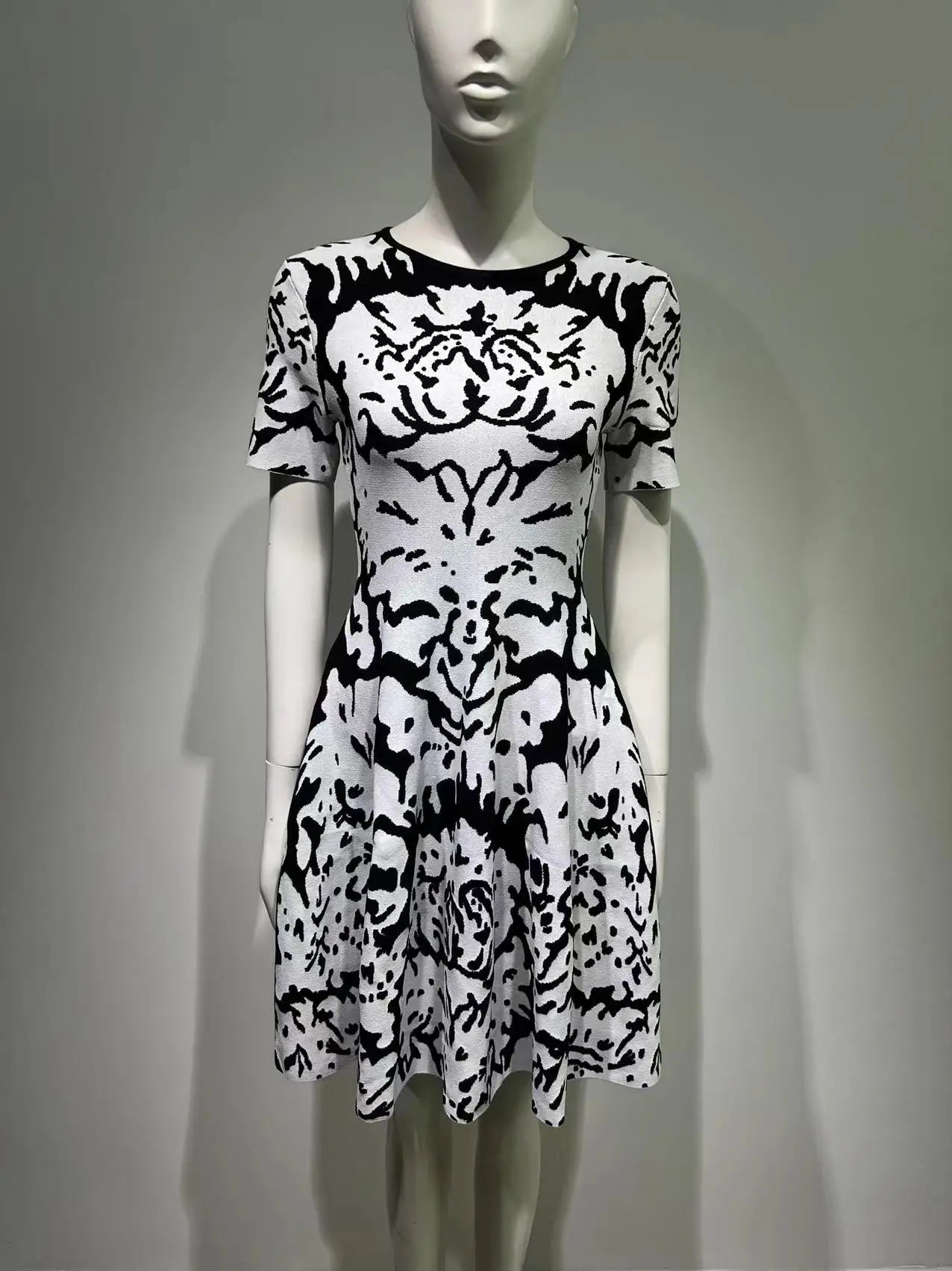 Robe bandage moulante à col rond et motif léopard en jacquard blanc, nouvelle collection été 2024