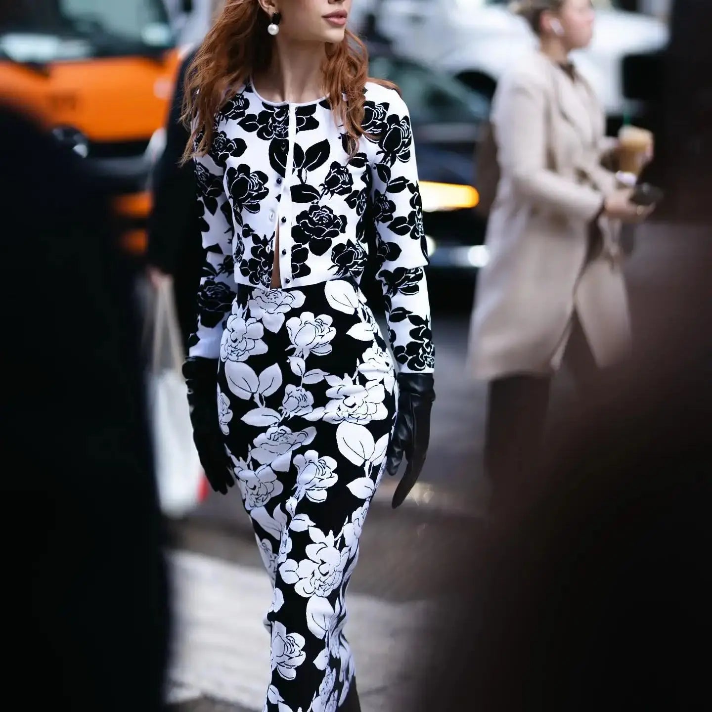 New bandage jacquard knitted set, black and white flower jacquard short top, hip wrap skirt two-piece set bandage set