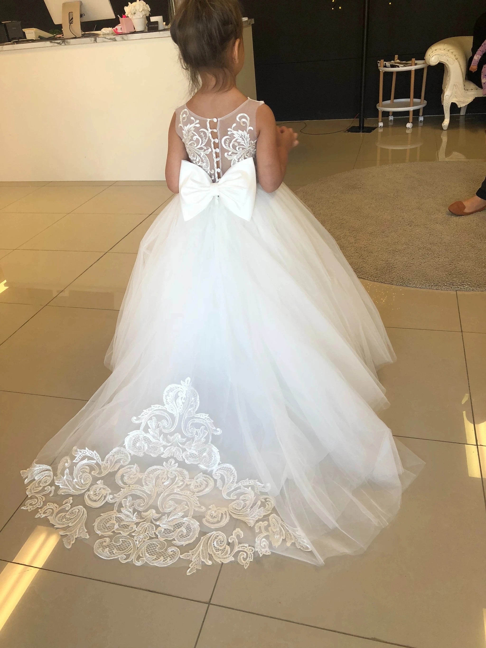 Flowers Gril Dress Camellia Gowns Appqulies Beads Bow With Long Train Backless Buttons Wedddding Party Ball Gown TUTU White MC2222