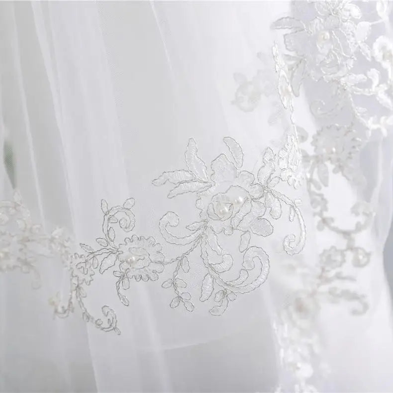 European Short Bridal Veils with Comb White Romantic Lace Appliques Edge Pearls Bride Veil for Wedding Dress Cheap
