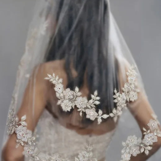 European Short Bridal Veils with Comb White Romantic Lace Appliques Edge Pearls Bride Veil for Wedding Dress Cheap