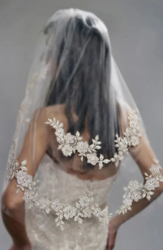 European Short Bridal Veils with Comb White Romantic Lace Appliques Edge Pearls Bride Veil for Wedding Dress Cheap