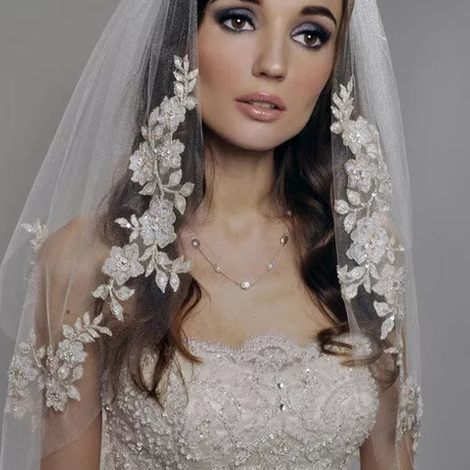 European Short Bridal Veils with Comb White Romantic Lace Appliques Edge Pearls Bride Veil for Wedding Dress Cheap 75cm