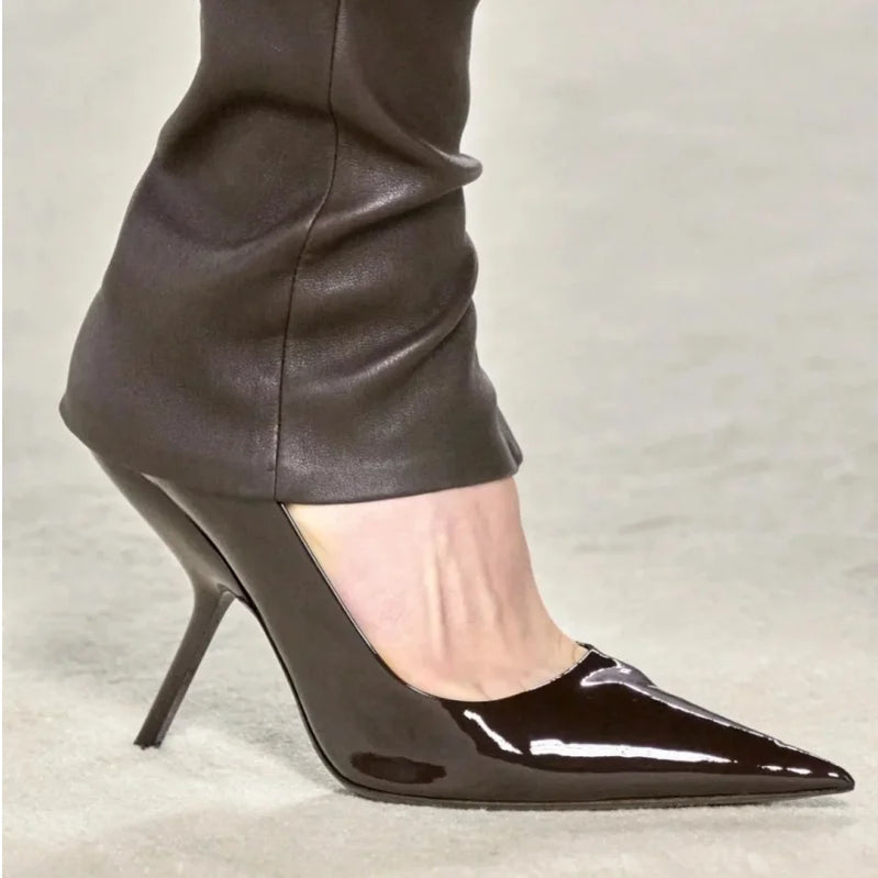 Sapatos de salto alto femininos estilo 2025, couro envernizado, bico fino, cor sólida, sapatos para festa noturna, chinelos femininos de verão