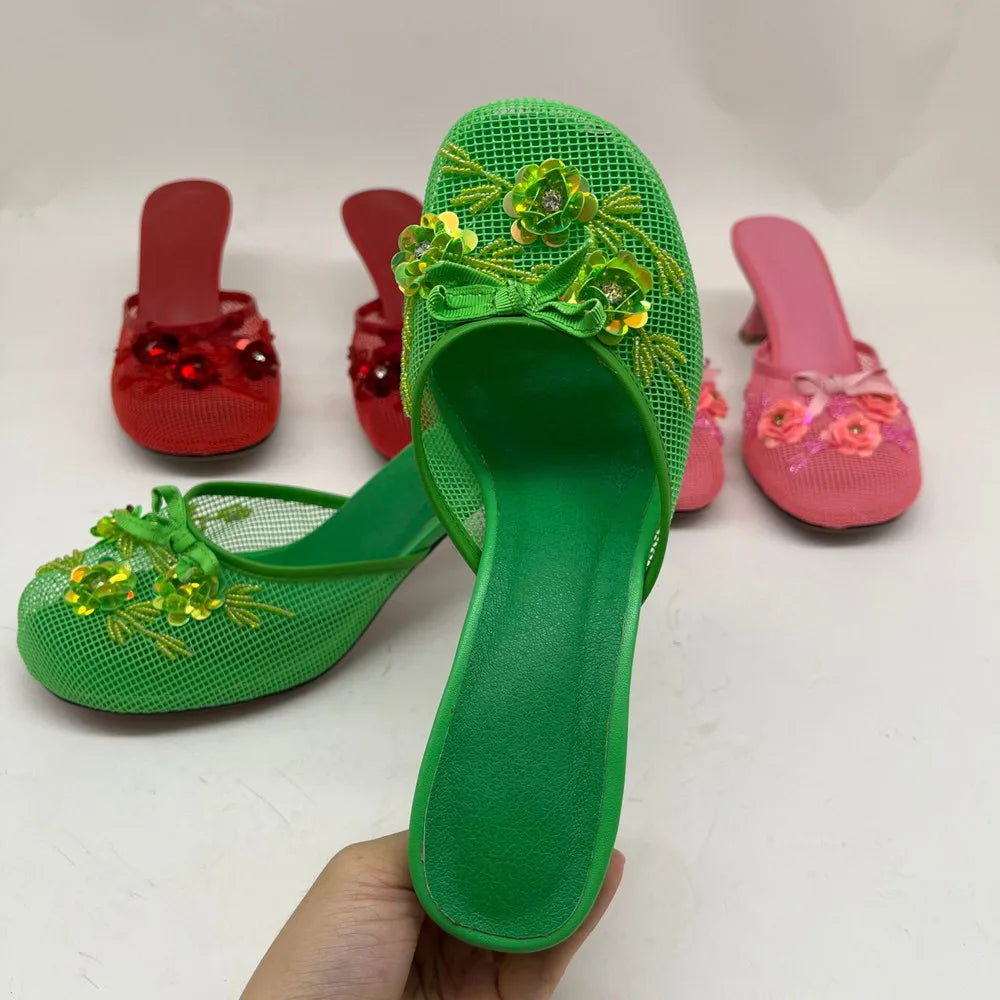Chinelos femininos de verão e primavera 2025, sapatos de salto alto com flores de malha, sensuais, femininos, sem cadarço, antiderrapantes, bico redondo, sandálias de casamento