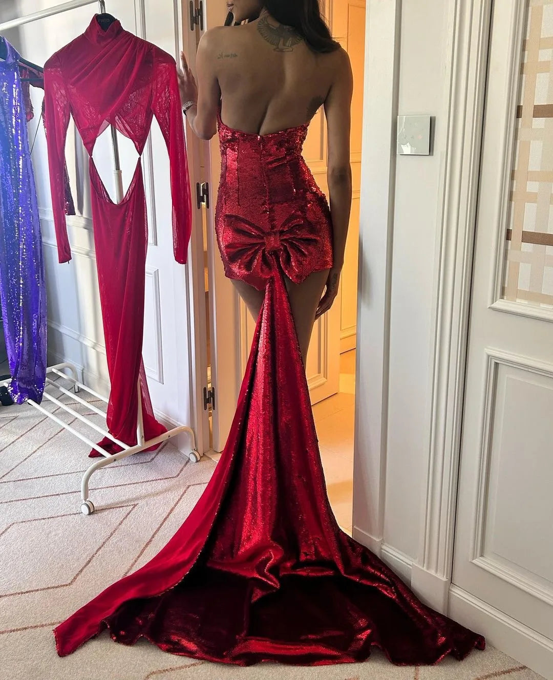 Vestido curto feminino sexy sem alças com lantejoulas brilhantes para festa e boate, com laço grande