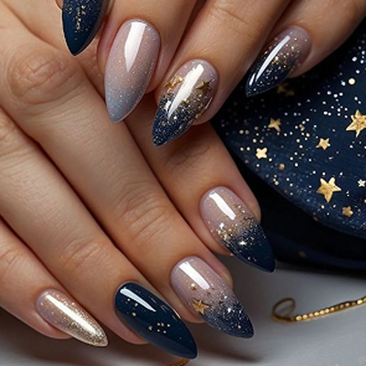 24Pcs Glitter Blue French False Nails Press on Short Round Head Fake Nail with Moon Star Design Artifical Almond Manicure Tips