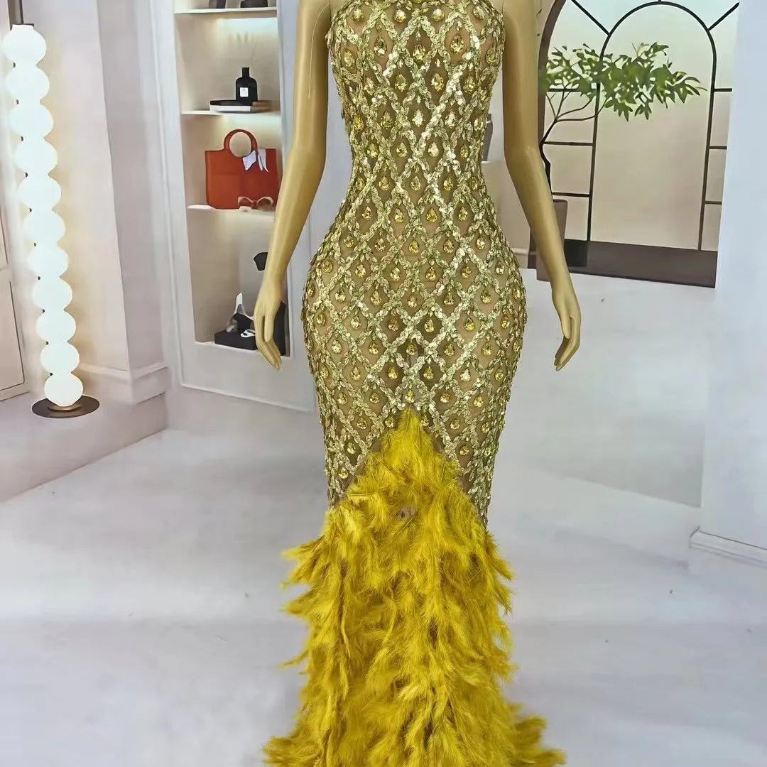 Robe longue en maille sexy de luxe avec strass dorés et plumes pour femme, tenue de soirée, d'anniversaire, de tapis rouge, de défilé de mode, costume de scène