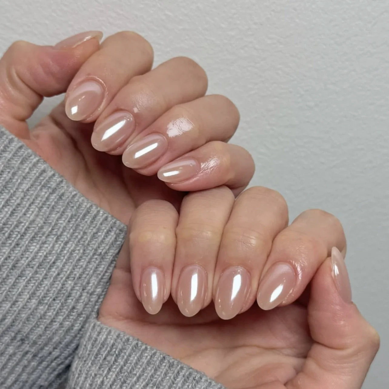24Pcs Simple Nude Pink Solid Nail Art Set with Jelly Glue Short Oval Fake Nails Aurora Flash Almond Sweet Wearable Nail Stickers