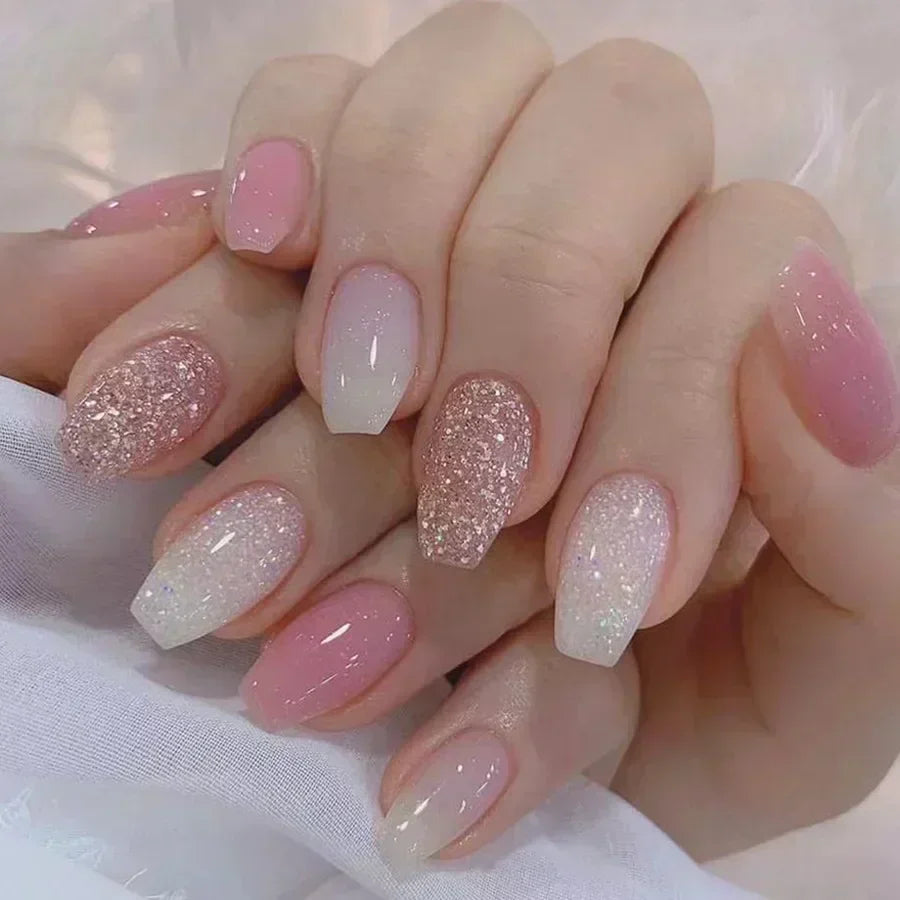 24 peças unhas postiças quadradas curtas médias brilhantes arte de unha branca usável unha postiça prateada francesa cobertura total pressione pontas de unhas
