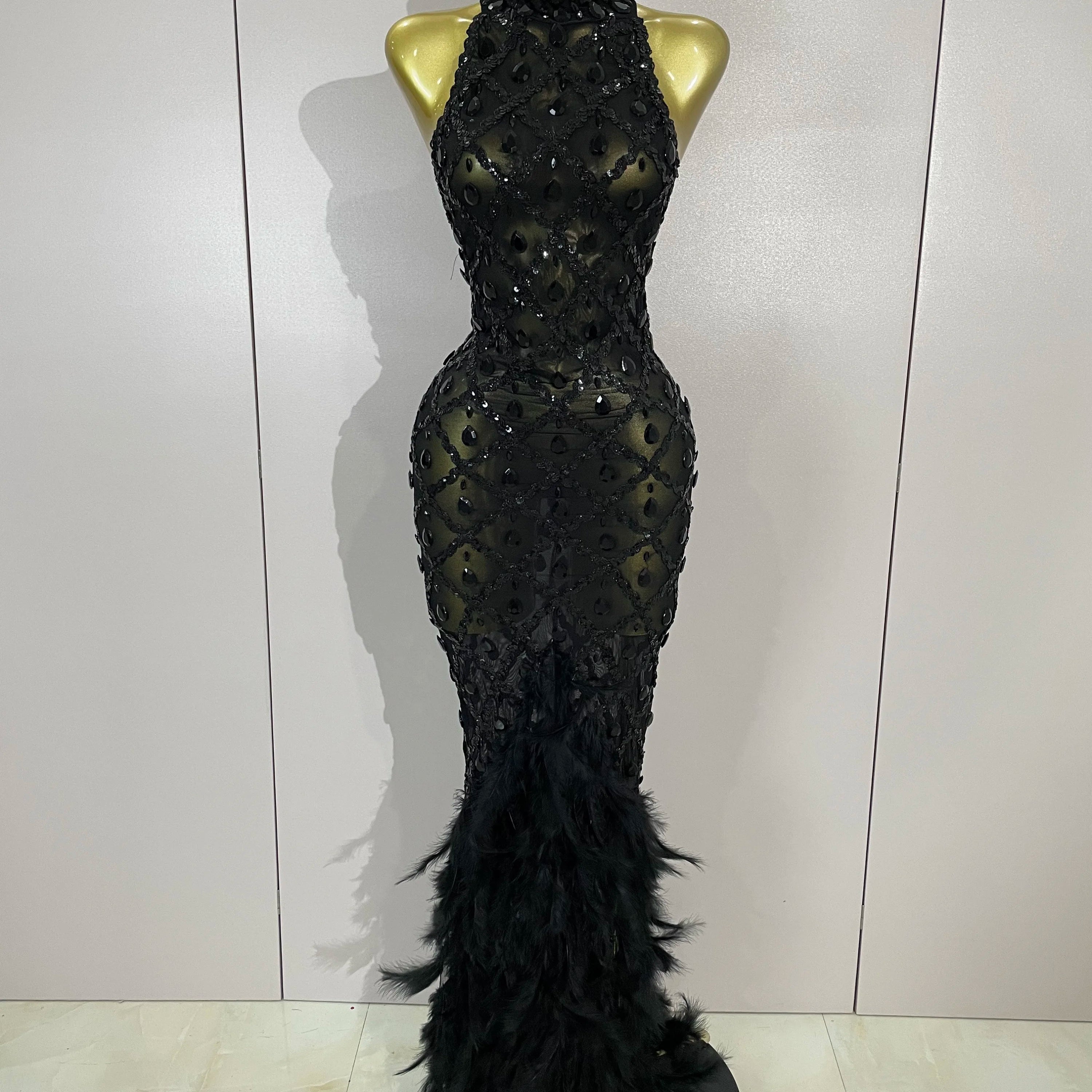 Robe longue en maille sexy de luxe avec strass dorés et plumes pour femme, tenue de soirée, d'anniversaire, de tapis rouge, de défilé de mode, costume de scène