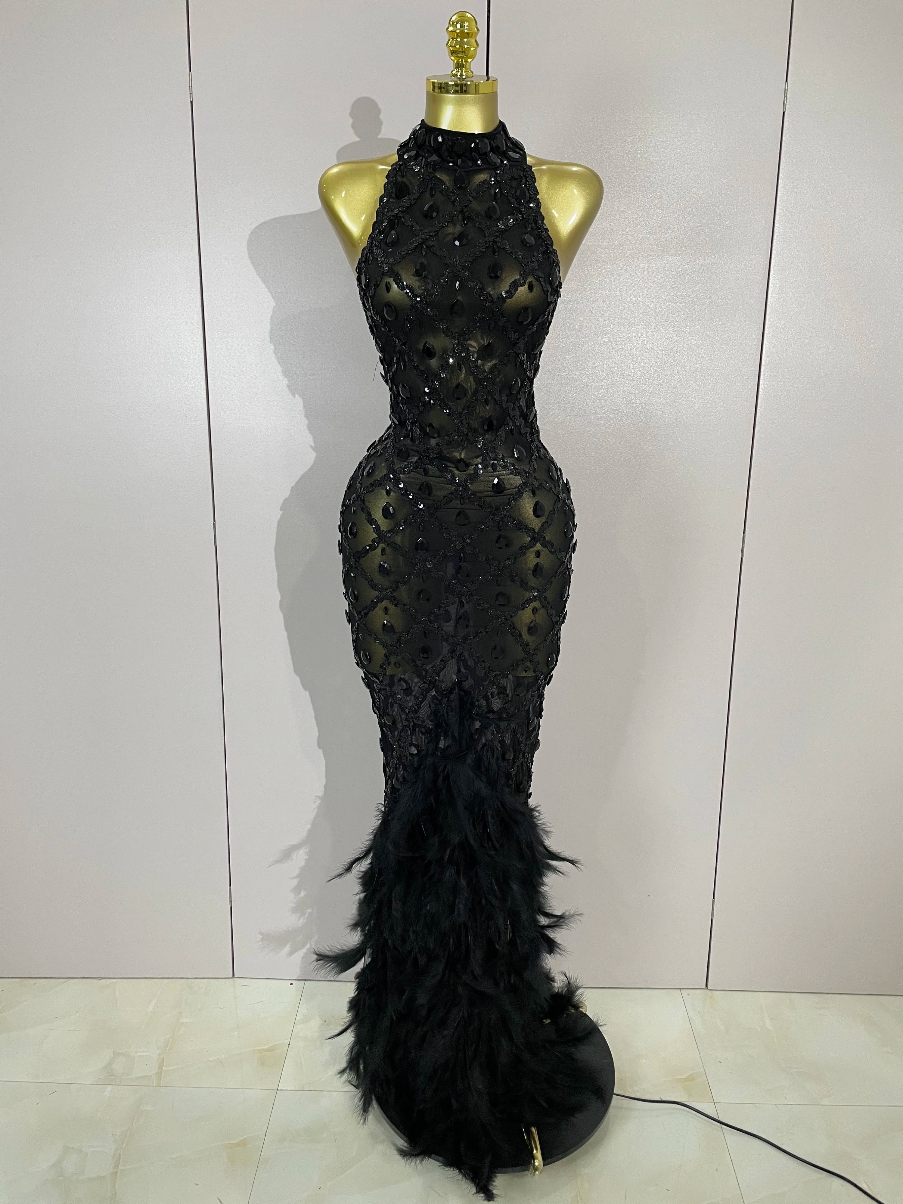Robe longue en maille sexy de luxe avec strass dorés et plumes pour femme, tenue de soirée, d'anniversaire, de tapis rouge, de défilé de mode, costume de scène