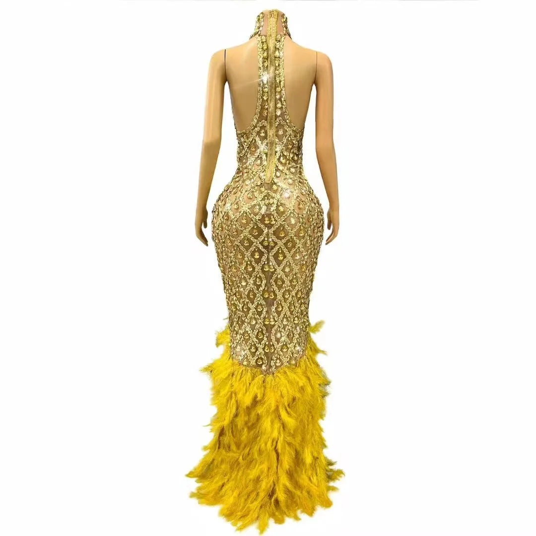 Robe longue en maille sexy de luxe avec strass dorés et plumes pour femme, tenue de soirée, d'anniversaire, de tapis rouge, de défilé de mode, costume de scène