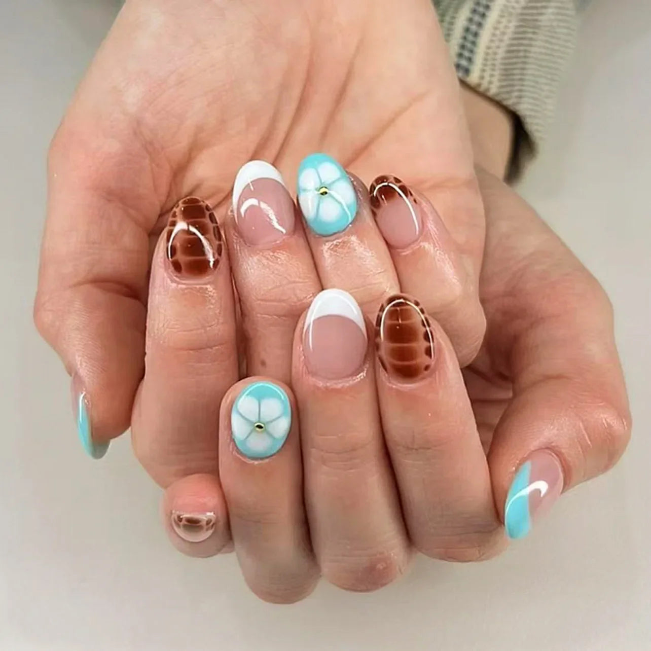 24Pcs Short French Almond Fake Nails Press on Blue Smudge Design False Nails Irregular Pattern Detachable Full Cover Nails Tips