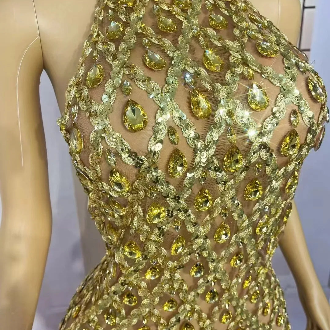 Robe longue en maille sexy de luxe avec strass dorés et plumes pour femme, tenue de soirée, d'anniversaire, de tapis rouge, de défilé de mode, costume de scène