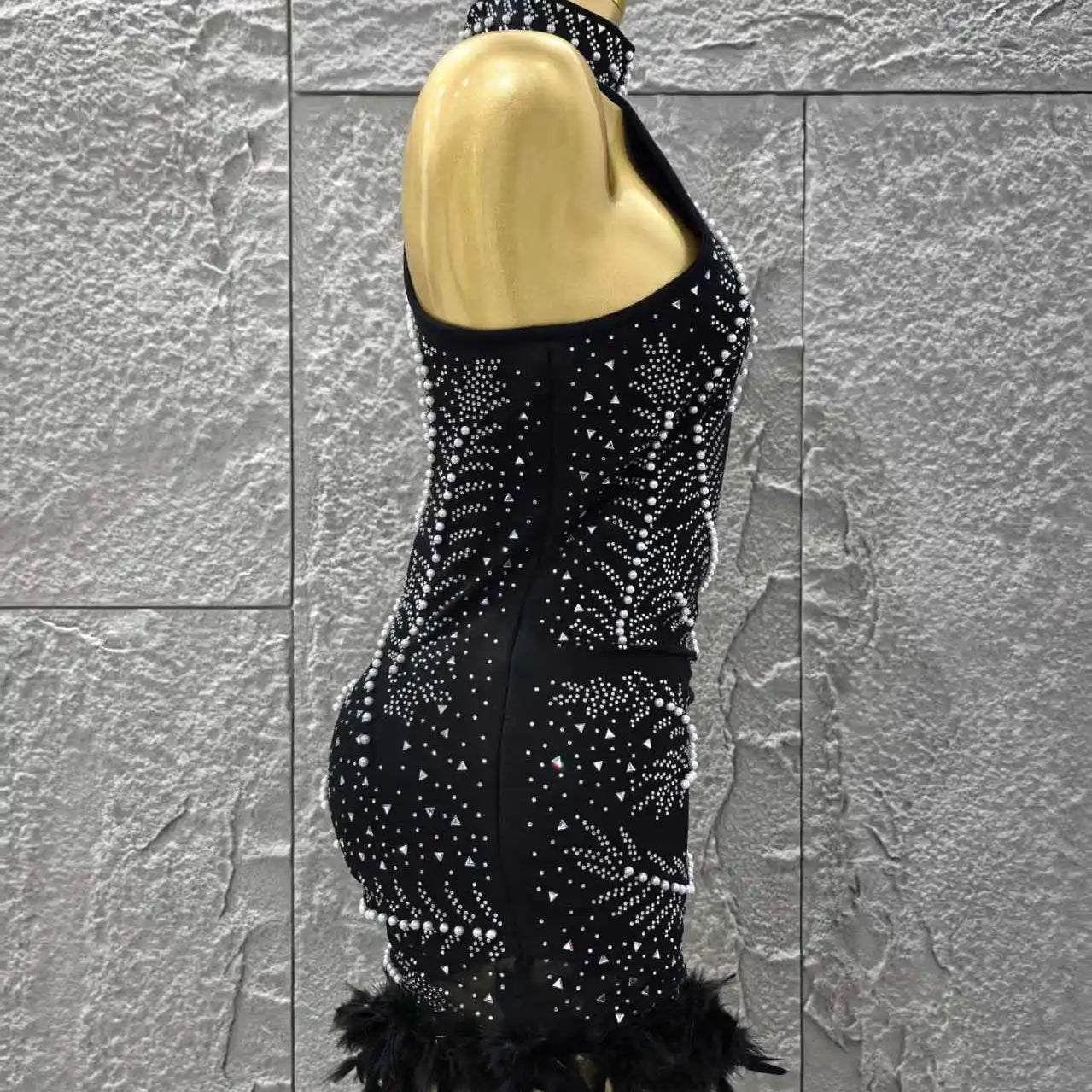 Vestido curto preto feminino, sexy, tomara que caia, com contas, penas, colado ao corpo, para festa, boate, bar, cantora