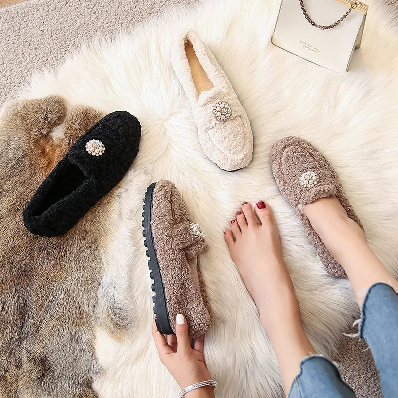 Novos sapatos baixos de pelúcia femininos 2023, roupas para atividades ao ar livre e escritório, marca de moda, design de pérolas, botas de neve quentes de inverno, tamanho grande 41-43