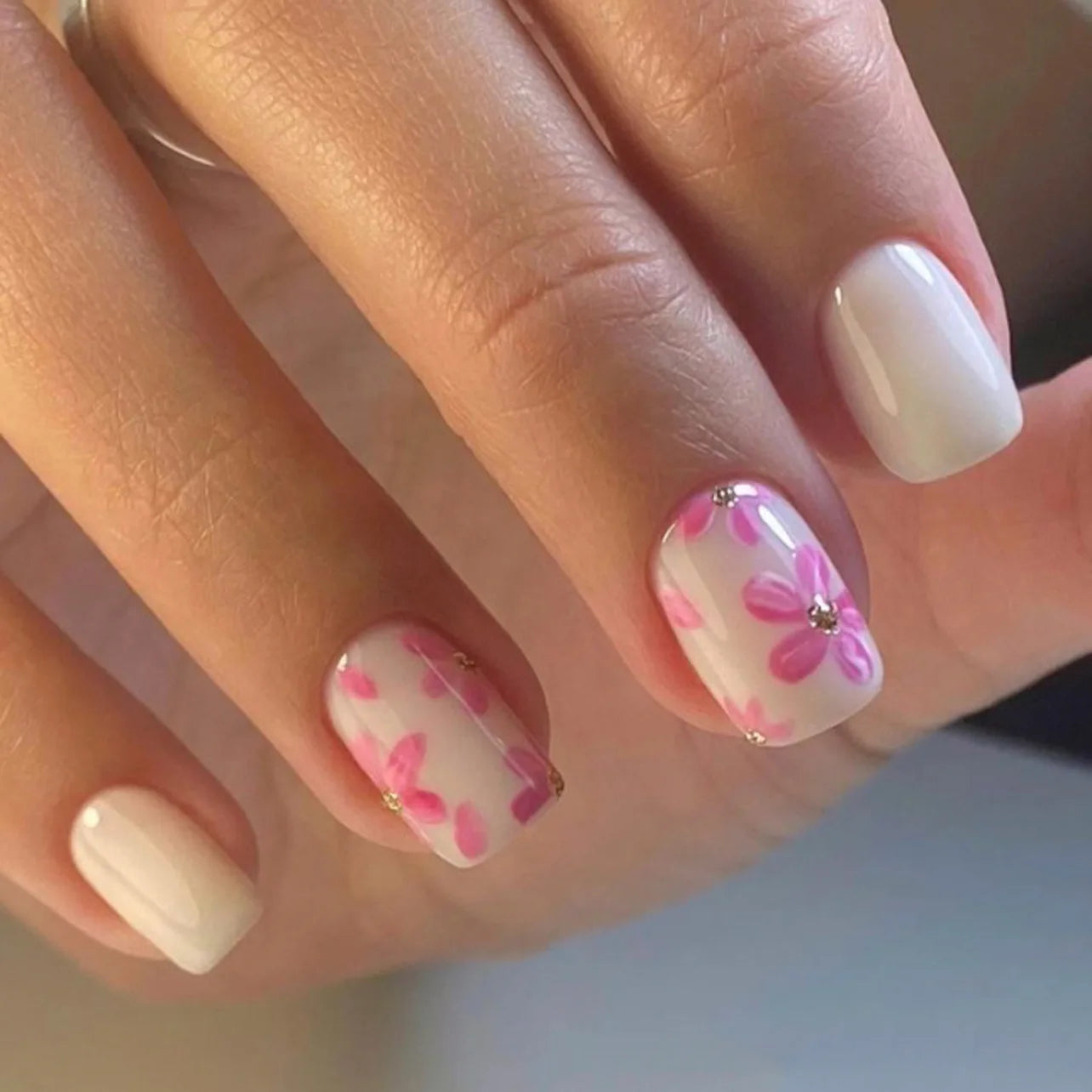 24Pcs Gradient White Fake Nails with Flower Design Simple French False Nails Short Square Head Wearable Press on Nails Tips