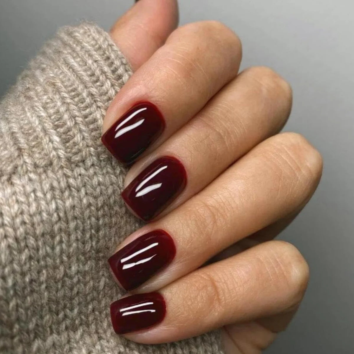24Pcs Solid Color Wine Red Design False Nails Short Square Head Fake Nail Art Tips Simple Finished Manicure Tips Press on Nails