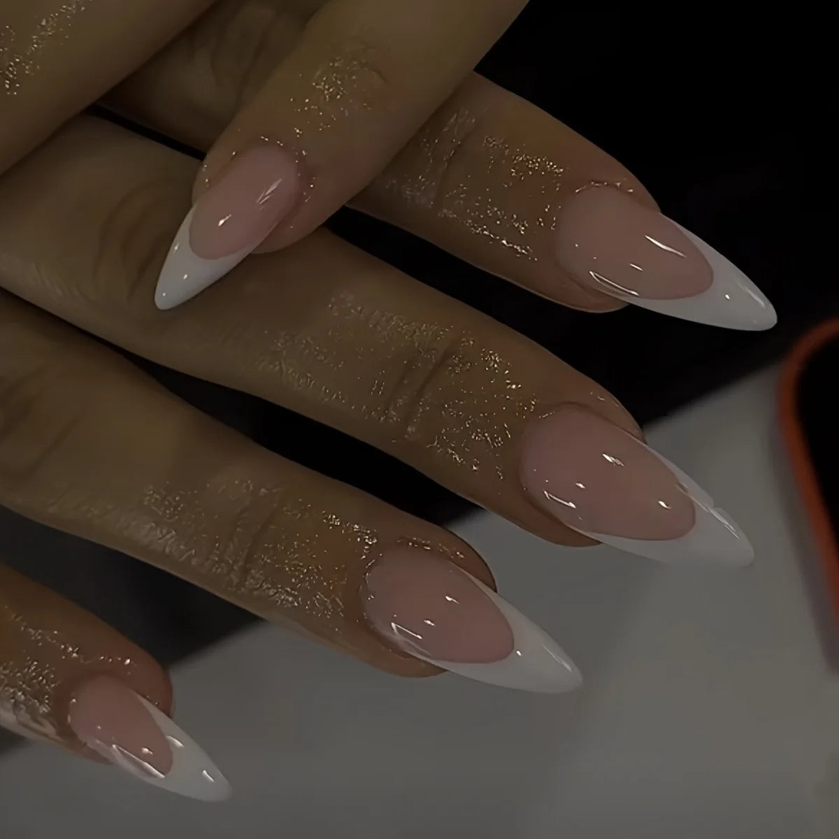 24Pcs French Retro Red Nail Art Full Cover Irregular Gilded Minimalism Press on Fake Nails Detachable Mid-length Almond Manicure
