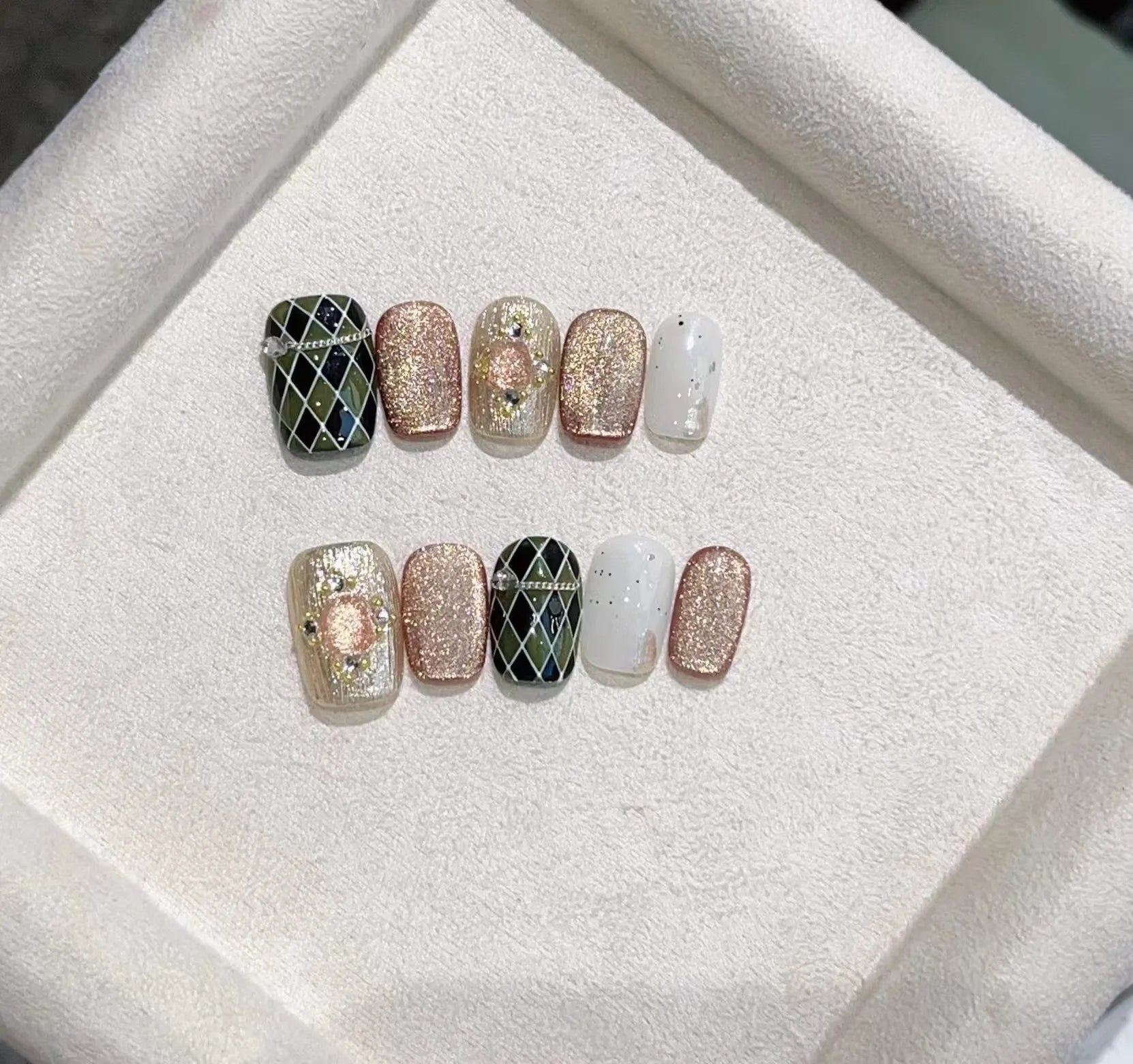 10Pcs Short Square Emerald Handmade Fake Nails with Gold Powder Black Rhombus Nail Art Glitter Pearl Press on Nail Manicure Tips