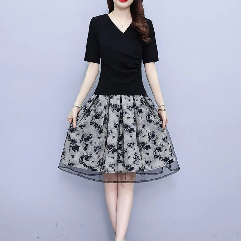 Slim Fit Fashion 2024 Summer Women's Pullover V-neck Splicing for Slimming and Flesh Blocking Stylish Printed Half Skirt Suit