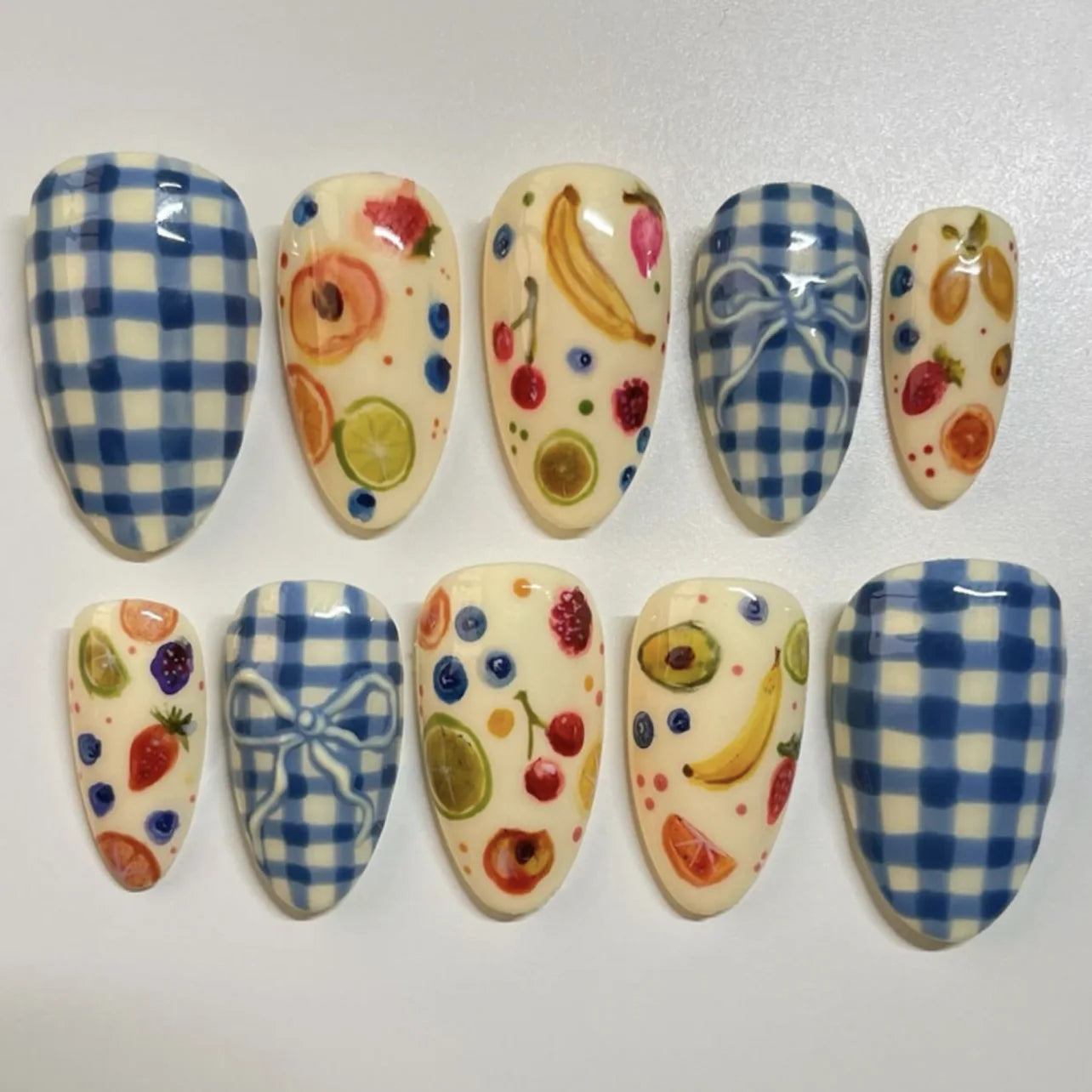 Lot de 24 faux ongles mignons en forme de dessin animé, imprimés à l'huile, motif amande, pour fille épicée