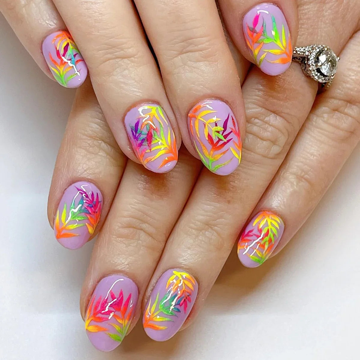 24Pcs Short Round Head Fake Nails Press on With Colorful Leaf Design Full Cover False Nails Tips Detachable Artificial Manicure