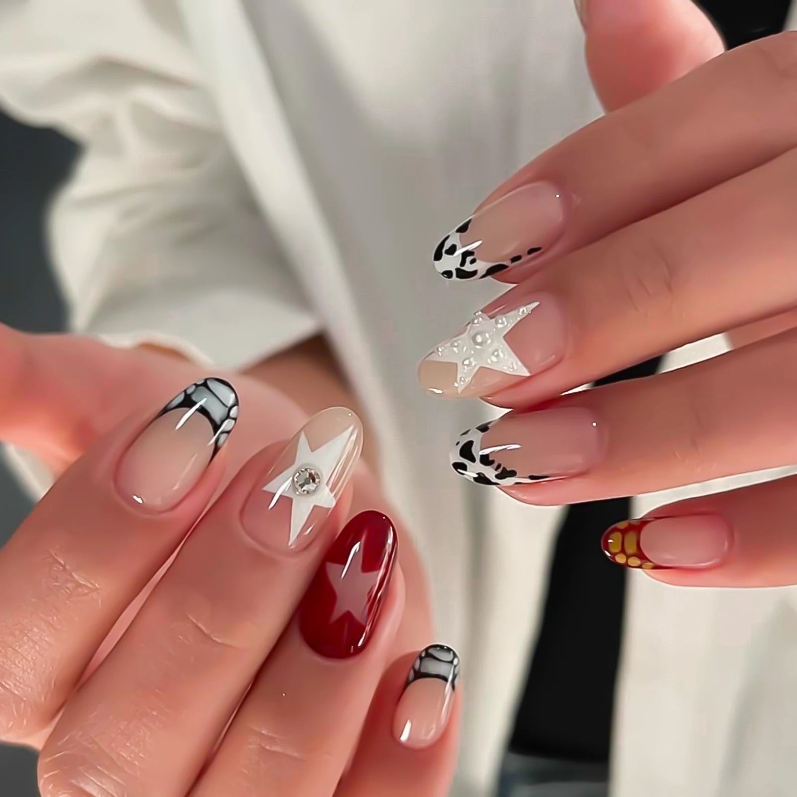 24Pcs Short Oval Shaped Press On Nails, Y2K Girls French Fake Nails Star Printed, Full Cover Wearable False Nails Pearls Decor