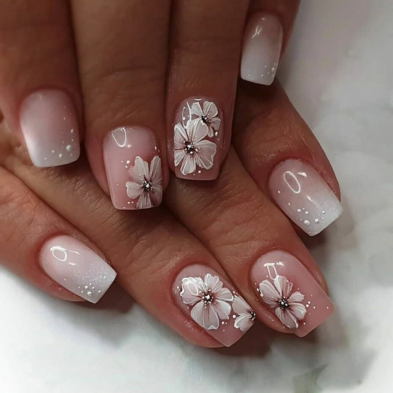 24Pcs Gradient White Fake Nail with Flowers Pattern Design Simple French False Nails Tips Short Suqare Head Press on Nails