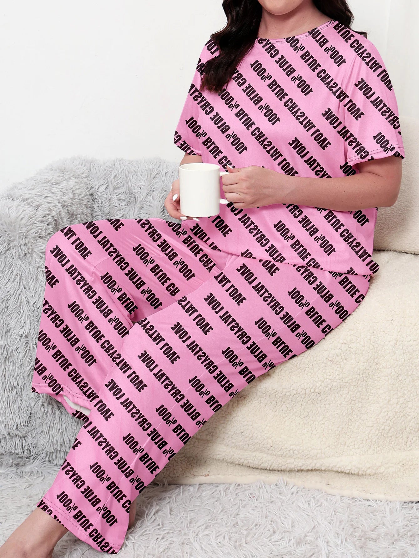 Plus size pajama set, short sleeved and long pants, comfortable and slightly loose. Home wear can be worn externally in sizes