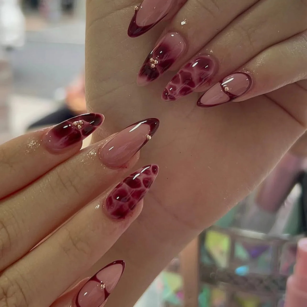 24pcs Leopard Print Almond Fake Press on Nails with Mini Flower Acrylic Fake Nails Retro Sweet Cool Design Press Ons French Nail