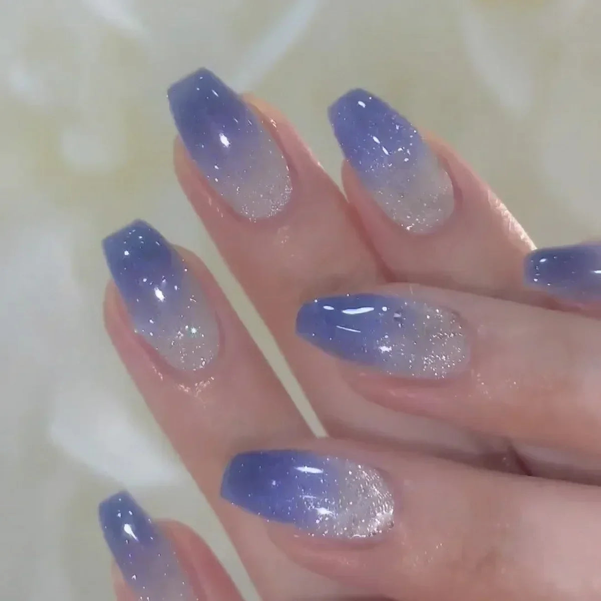 24 peças unhas postiças quadradas curtas médias brilhantes arte de unha branca usável unha postiça prateada francesa cobertura total pressione pontas de unhas