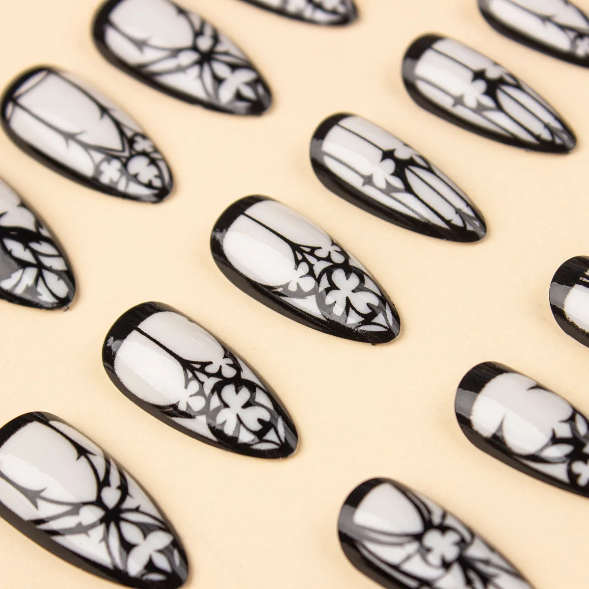 24 peças de unhas postiças góticas amêndoas longas unhas postiças brancas brilhantes reutilizáveis com abas de gelatina para Halloween para meninas
