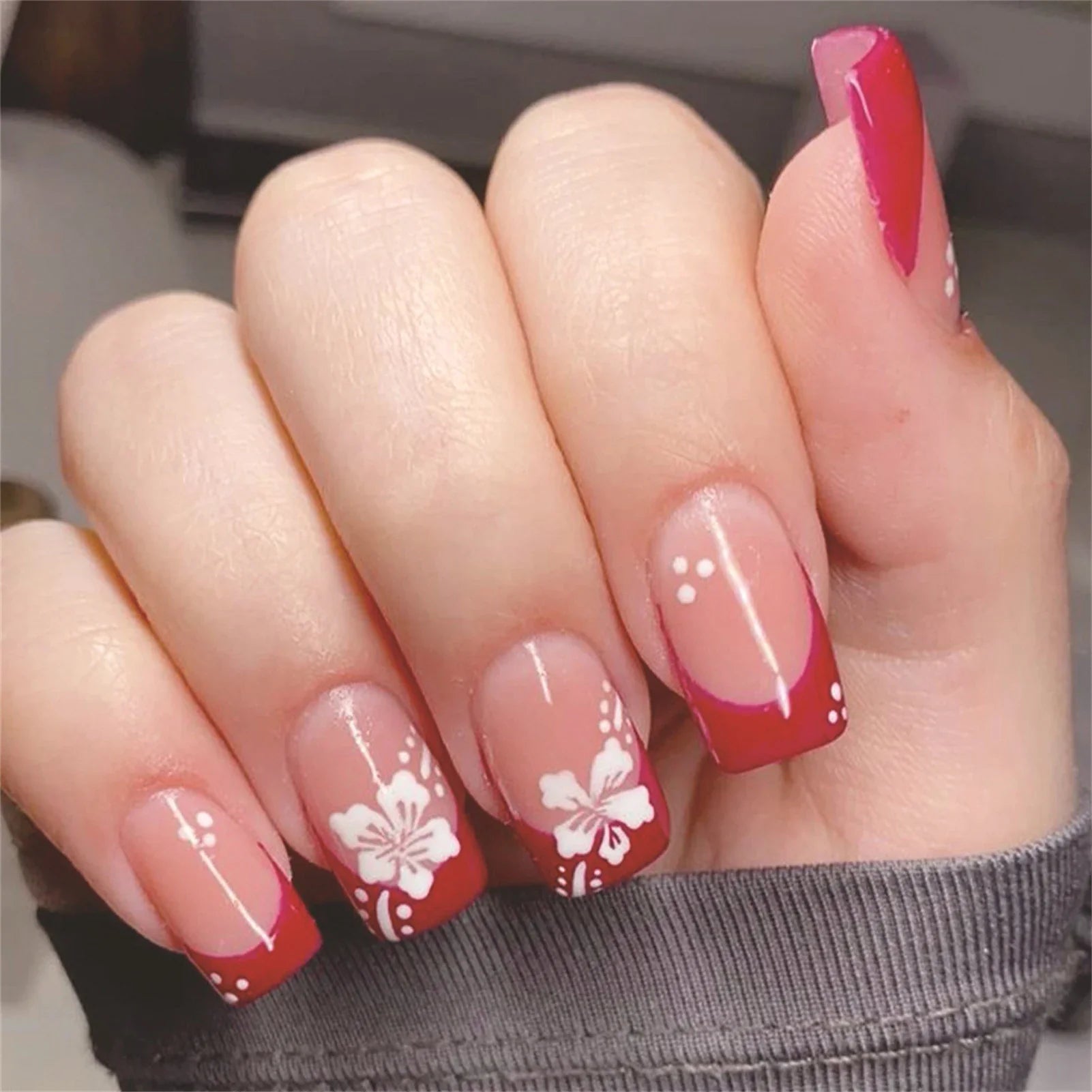 Red French Fake Nails 24Pcs Nude Color Square Head Press On Nails White Flower Printed Gentle Women Charm Manicure Nails Art