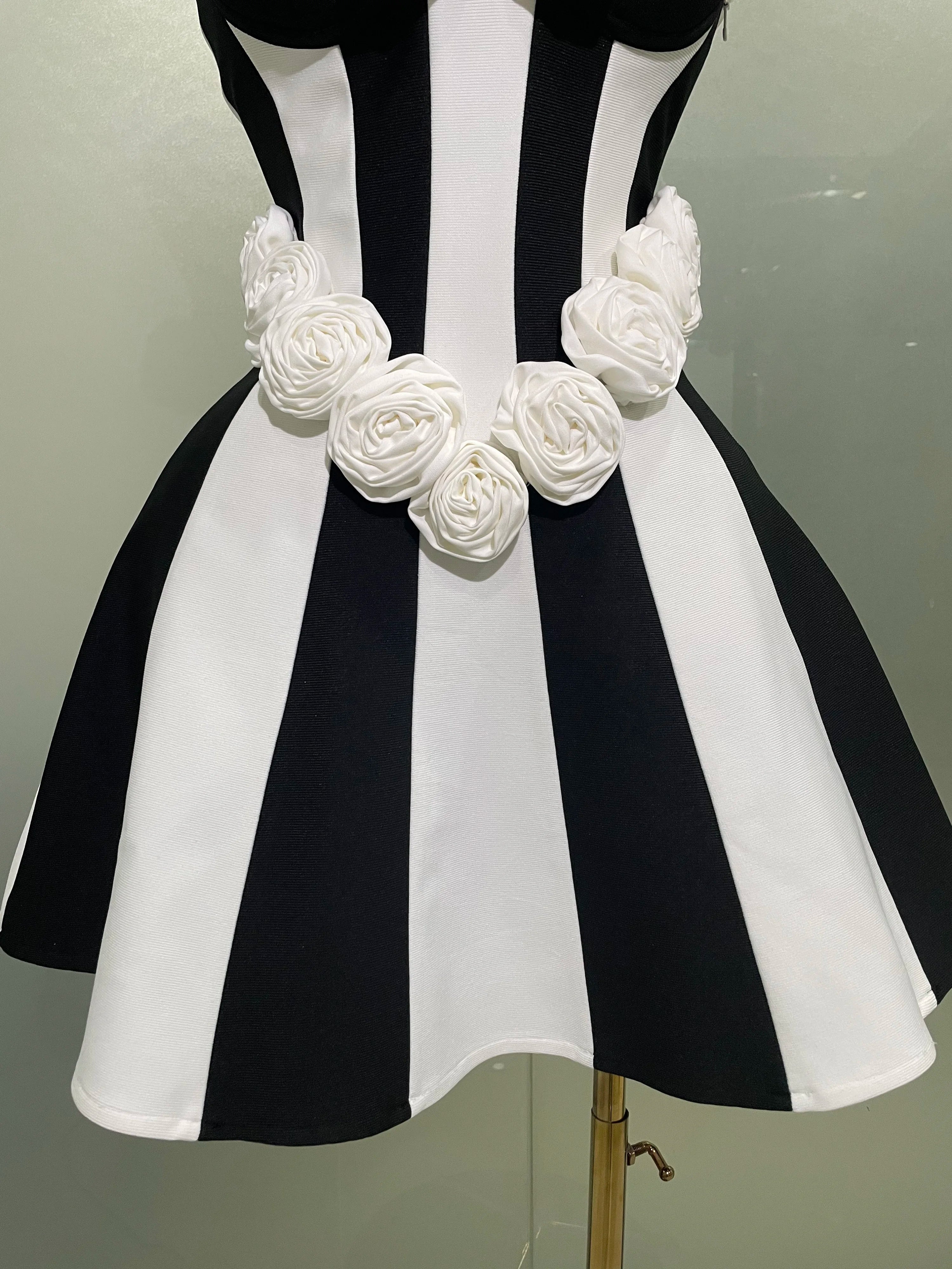 Vestido curto feminino com decoração floral, sem alças, preto e branco, listrado, para coquetel, elegante, para festa à noite, clube, 2025
