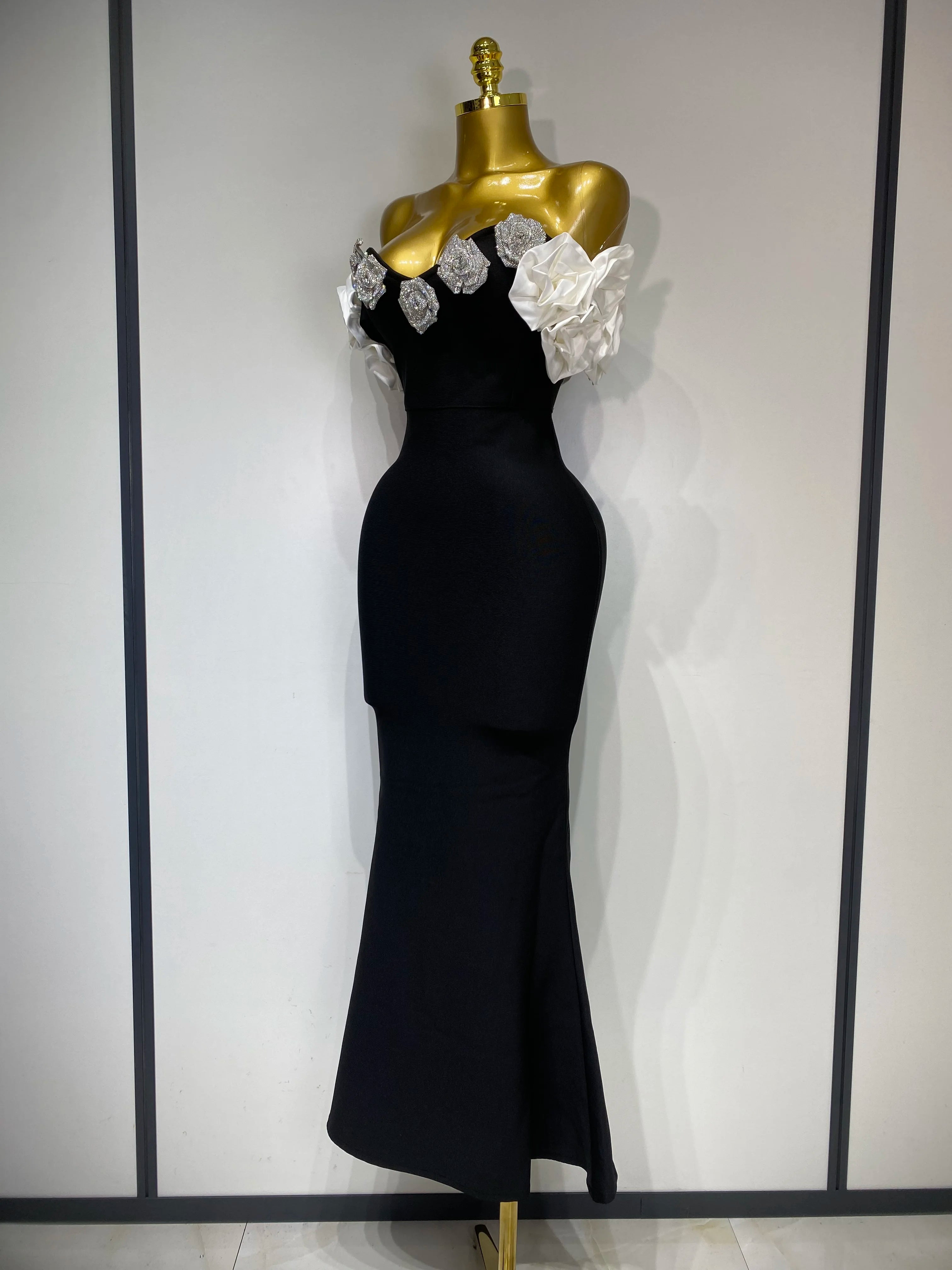 Vestido longo longo colado ao corpo com strass e alças finas, sexy, ombro de fora, floral, elegante, festa noturna