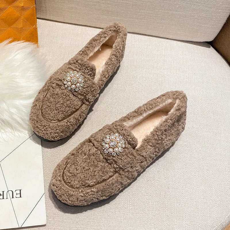 2023 nouvelles chaussures plates en peluche pour femmes Vêtements d'extérieur et de bureau Marque de mode Pearl Design bottes de neige chaudes d'hiver Grande taille 41-43