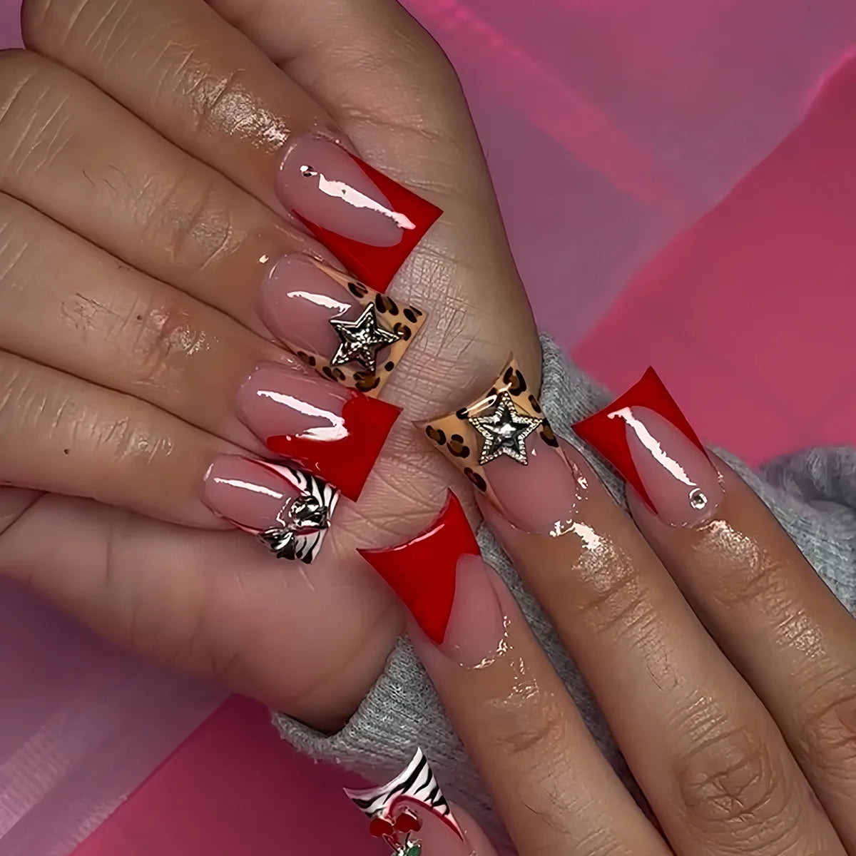 24Pcs Mid-length Duckbill False Nails Red Leopard Print French Press on Fake Nail Star Rhinestone Reusable Full Cover Nails Tips