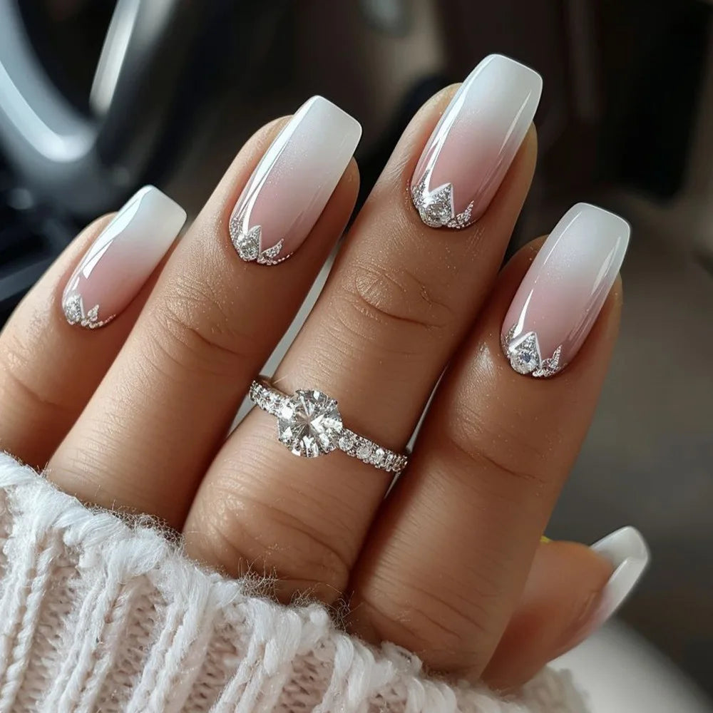 24 peças unhas postiças quadradas curtas médias brilhantes arte de unha branca usável unha postiça prateada francesa cobertura total pressione pontas de unhas