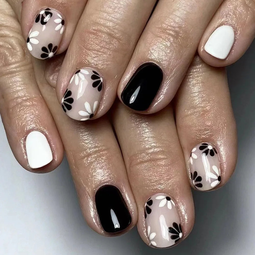 24Pcs Fashion Fake Nails Press on Short Square Head False Nail Art Black Starlit Sky Design Artifical Full Cover Nail Tips
