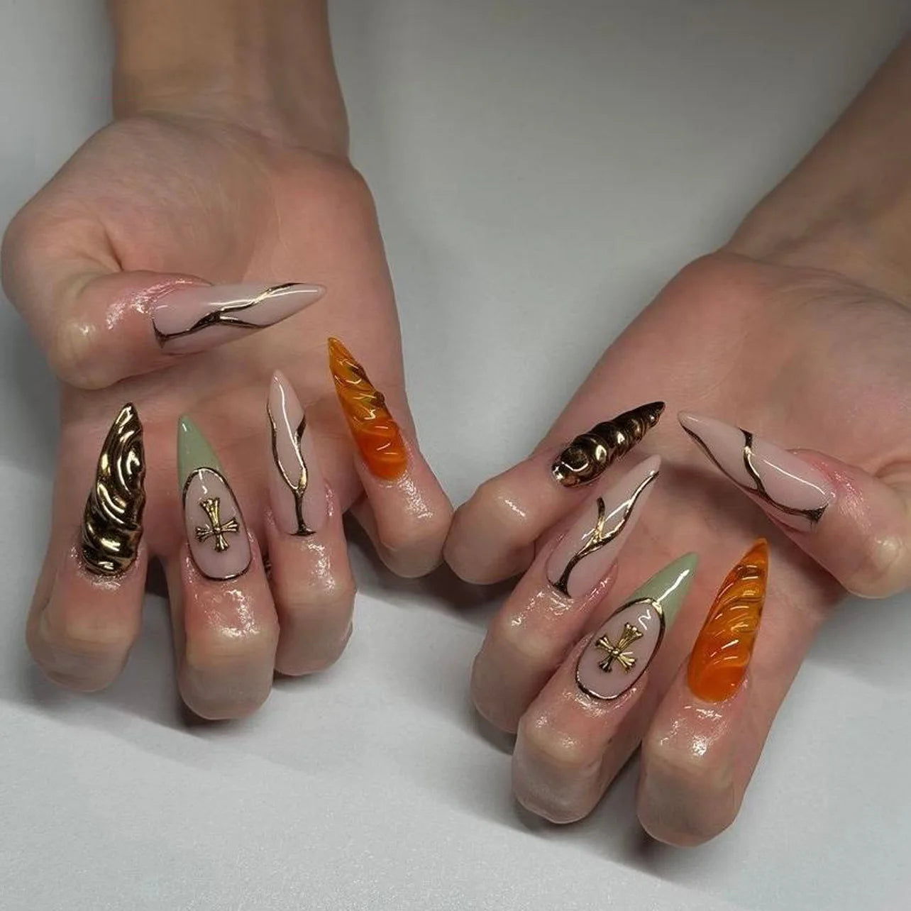 24pcs Sliver Spider Design Fake Nail Heavy Metal Halloween False Nail Tips Full Cover Wearable Black Cool Almond Press on Nails