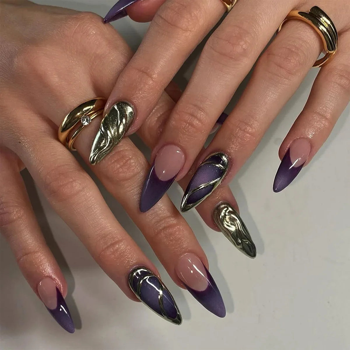24pcs Sliver Spider Design Fake Nail Heavy Metal Halloween False Nail Tips Full Cover Wearable Black Cool Almond Press on Nails