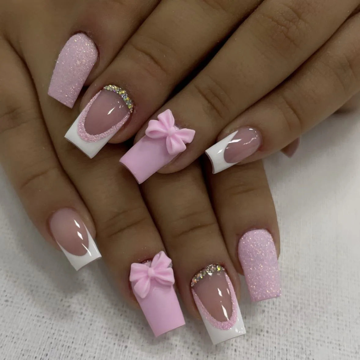 24Pcs French Pink Press on Nails Short Square Head Fake Nails with Flower Rhinestone Design Wearable Finished False Nail Tips