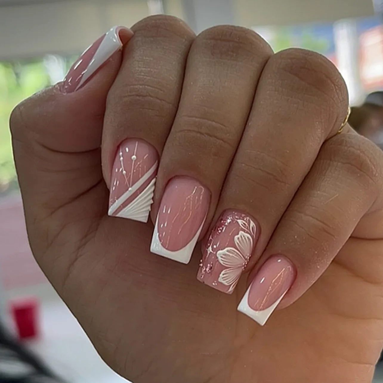 24Pcs Short Square Head Press on Fake Nails Simple French False Nails Art with White Leaves Design Wearable Full Cover Nail Tips