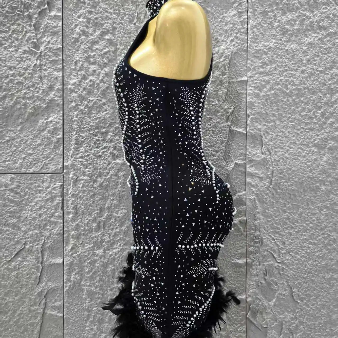 Vestido curto preto feminino, sexy, tomara que caia, com contas, penas, colado ao corpo, para festa, boate, bar, cantora