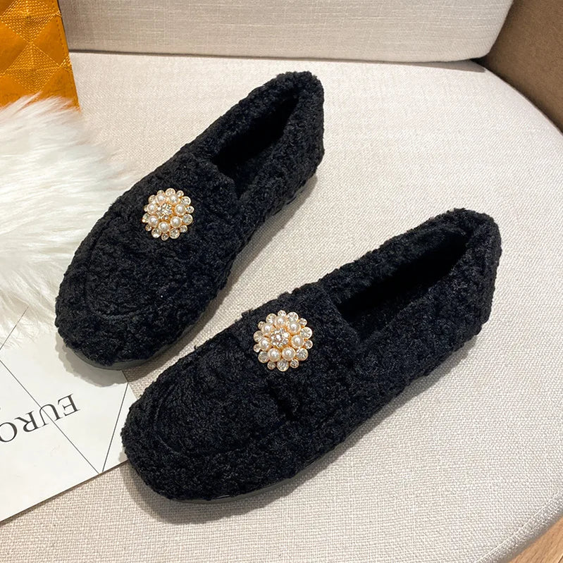 Novos sapatos baixos de pelúcia femininos 2023, roupas para atividades ao ar livre e escritório, marca de moda, design de pérolas, botas de neve quentes de inverno, tamanho grande 41-43